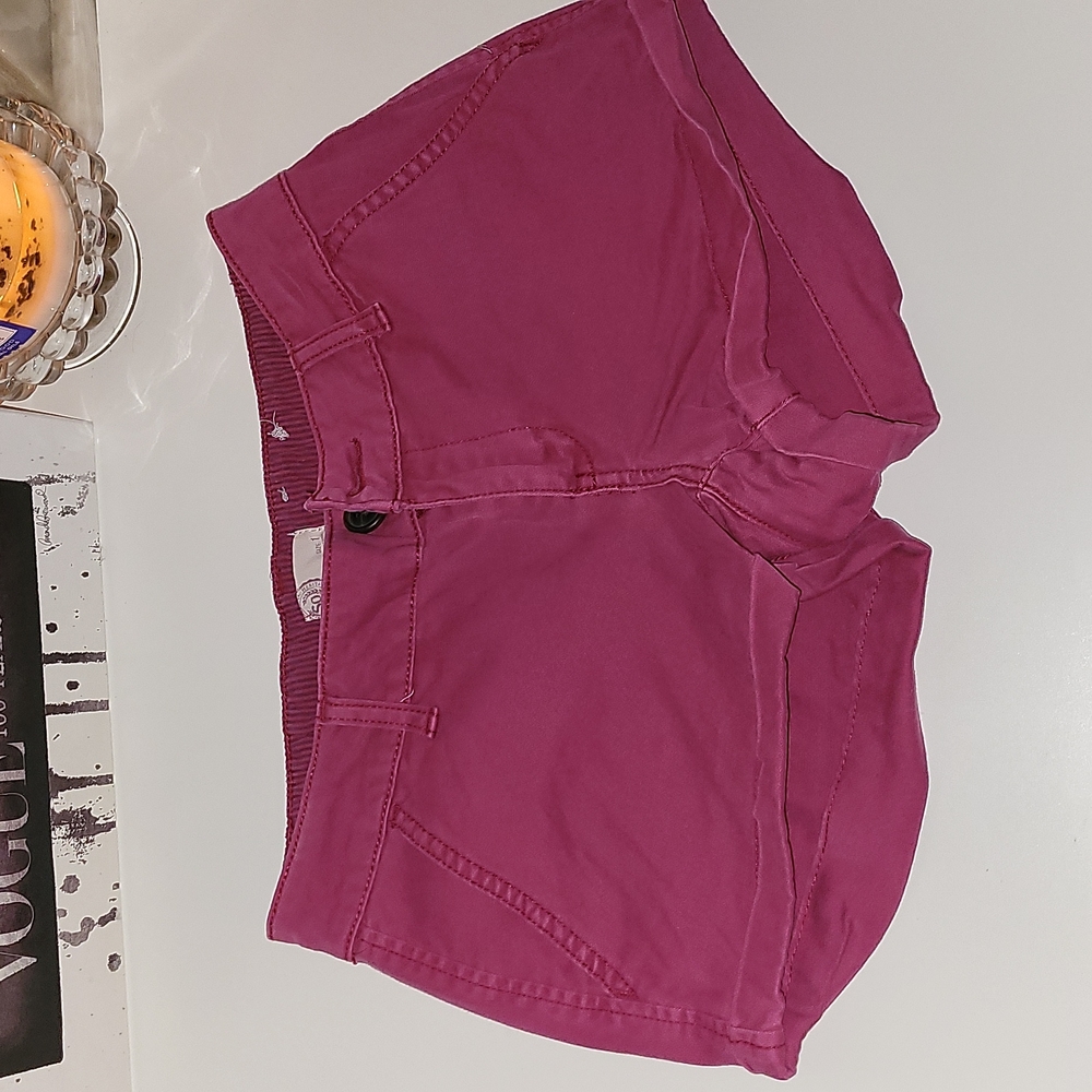 EUC SO Chino shortie shorts in magenta, sz 1